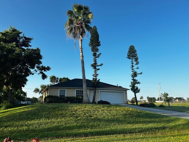 Building Photo - Fenced Single Family Home in Cape Coral