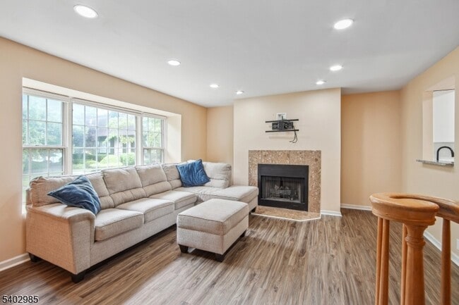 Photo - 4 Tow Path Cres