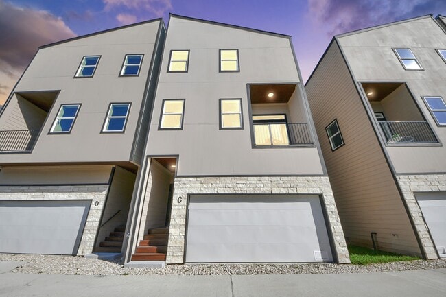 Building Photo - 1216 D E 34th St