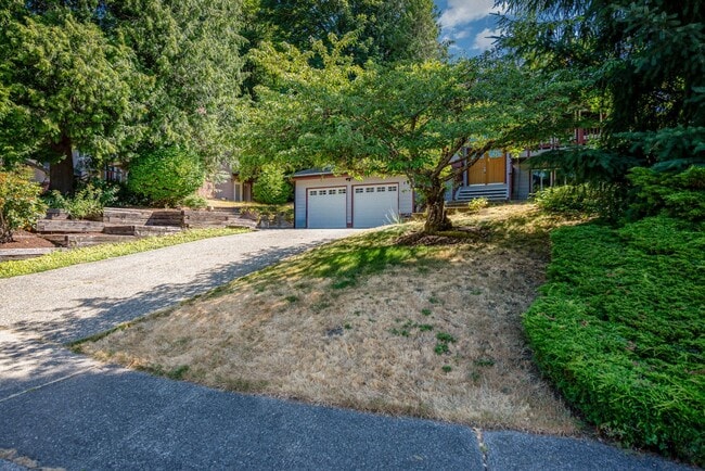 5 Bed 3 Bath home In Bellevue Available Now