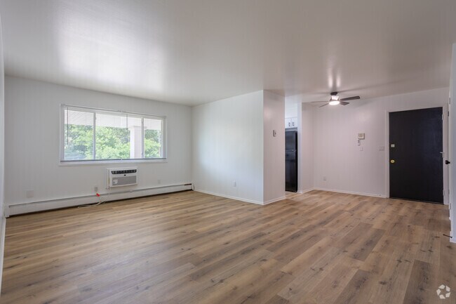 2BR, 1BA - 935SF - Living Room