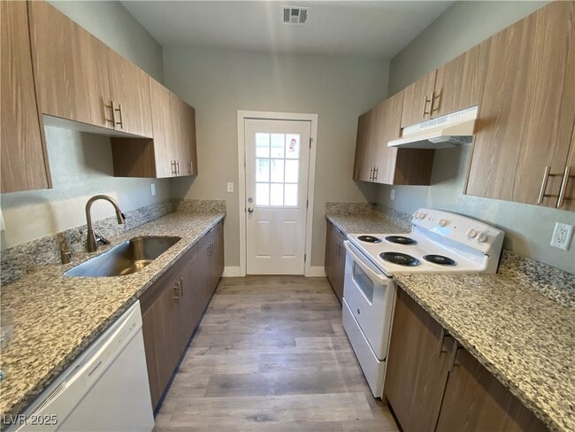 Building Photo - 1390 Ogallala St Rental