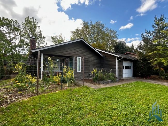 Building Photo - Charming 3 bedroom/1 bathroom Home