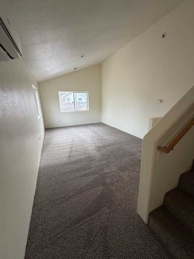 Newly Renovated 2 Bedroom, 1.5 Bathroom Duplex - Located near Sky Lakes and Oregon Tech! - Newly Renovated 2 Bedroom, 1.5 Bathroom Duplex - Located near Sky Lakes and Oregon Tech!