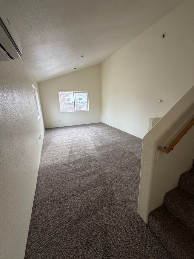 Building Photo - Newly Renovated 2 Bedroom, 1.5 Bathroom Duplex - Located near Sky Lakes and Oregon Tech!