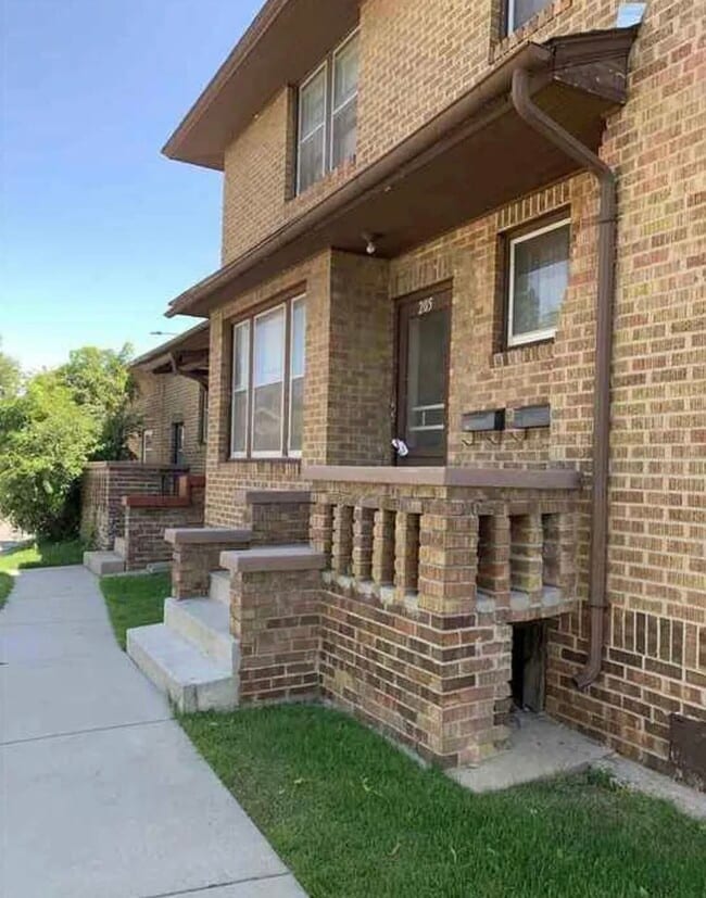 Building Photo - 205 E Pershing Blvd Unit 4