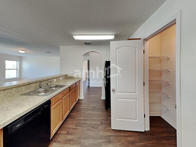 Photo - 750 Chatham Walk