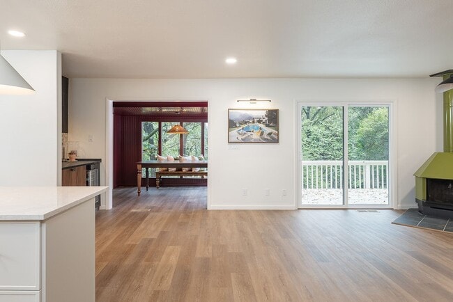 Photo - 884 Shrewsbury Ln