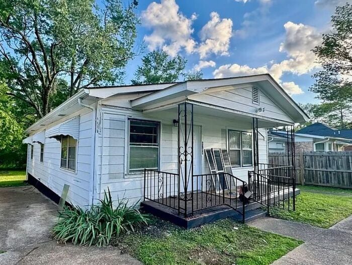 Renovated and Convenient - Renovated and Convenient House