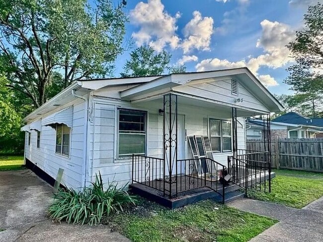 Building Photo - Renovated and Convenient Rental