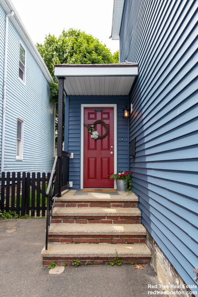 Building Photo - 62 Thorndike St