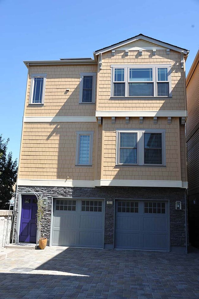 Building Photo - 231 W Angela St Rental