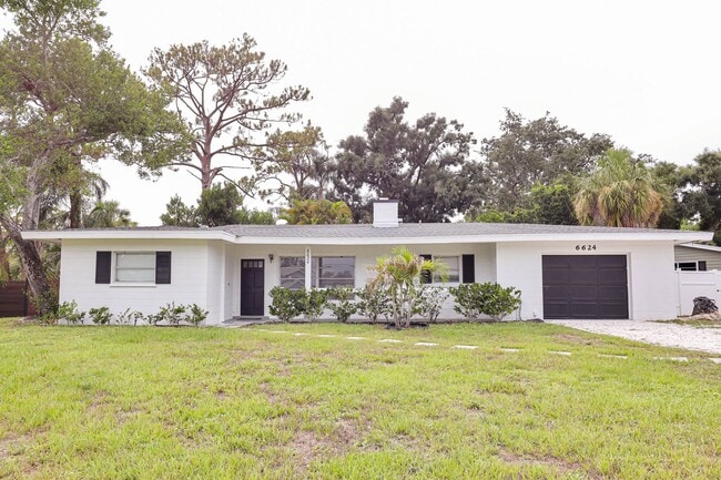 Building Photo - 3BR Pet-Friendly Rental w/ Large Fenced Backyard & Screened-in Lanai