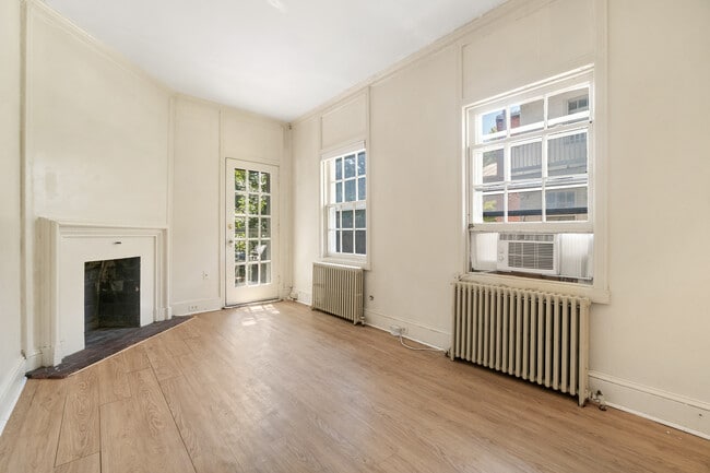 Building Photo - 206 E 3rd St Unit 206A