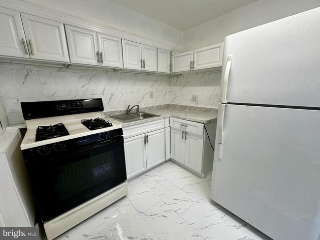 Building Photo - 3236 Guilford St