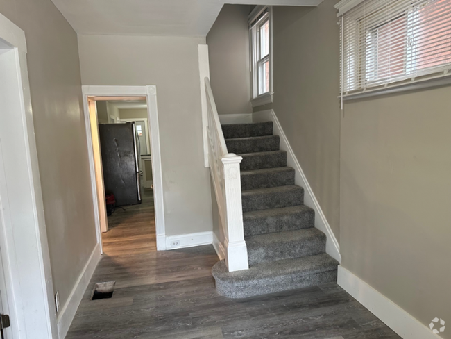 Building Photo - LARGE 6 Bd/2.5ba Home with private backyard