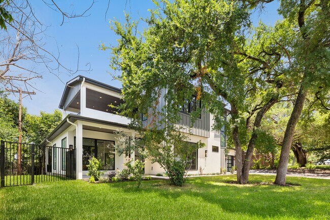 Photo - 2504 Bluffview Dr