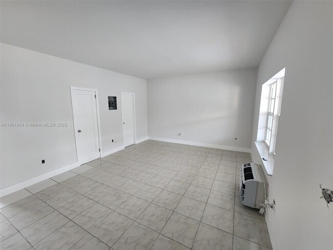 Photo - 7611 Harding Ave Unidad 9