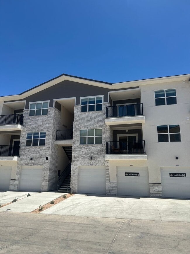 Luxury 3 bedroom Condo in Desert Color! - Luxury 3 bedroom Condo in Desert Color!