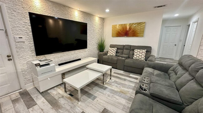 Photo - 4751 NE 10th Ave