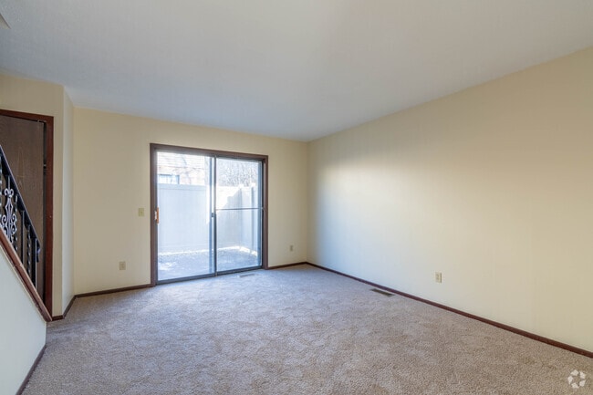 2BR, 1BA - Maumee - 872SF - Living Room