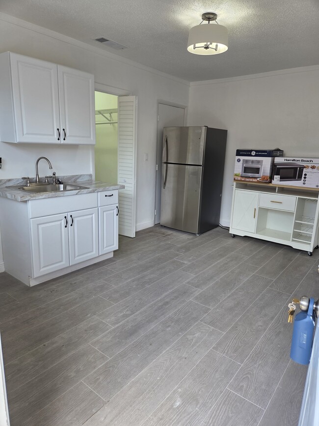 Building Photo - 448 E 40th St Unit Efficiency Rental
