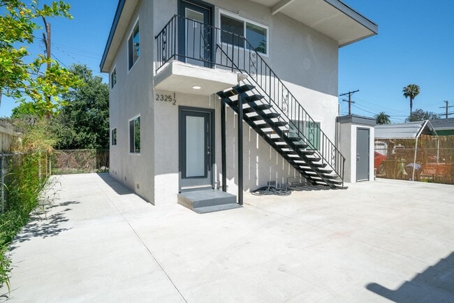 Building Photo - 2325 S Sycamore Ave Unit 2325.5