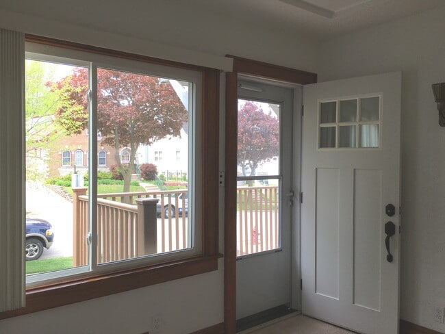 Welcome Home!! - 1932 S 89th St Apartments Unit Lower