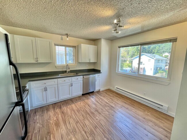 Top Floor 1-Bedroom - Top Floor 1-Bedroom Apartment Unit 16