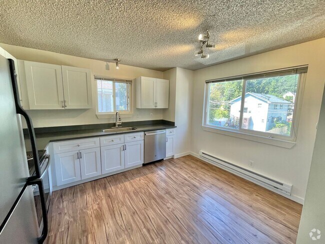 Building Photo - Top Floor 1-Bedroom Unit 16 Rental