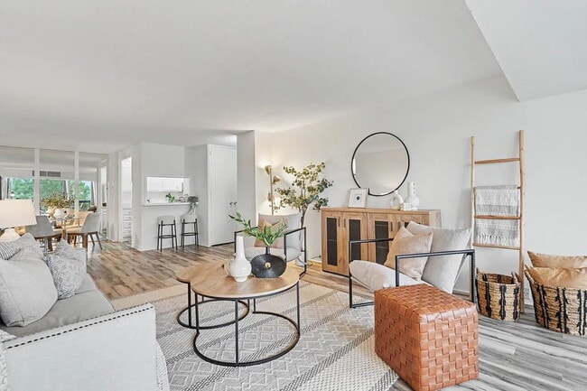 Building Photo - "Chic & Cozy 1-Bed Oasis in Palo Alto: Furnished Gem with Pool & More!"