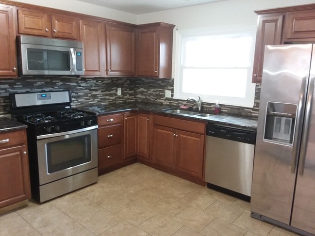 Kitchen - stainless steel appliances - 1806 Eastview Dr