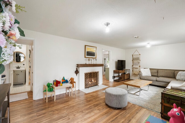 Photo - 5824 Hillcrest Dr SW