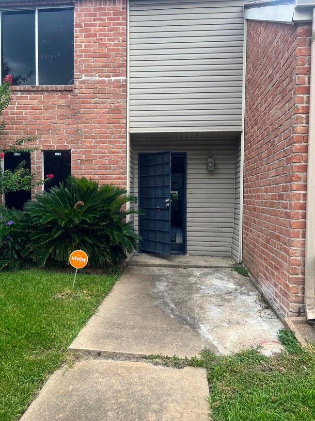 Building Photo - 10924 Village Bend Ln Unit 924
