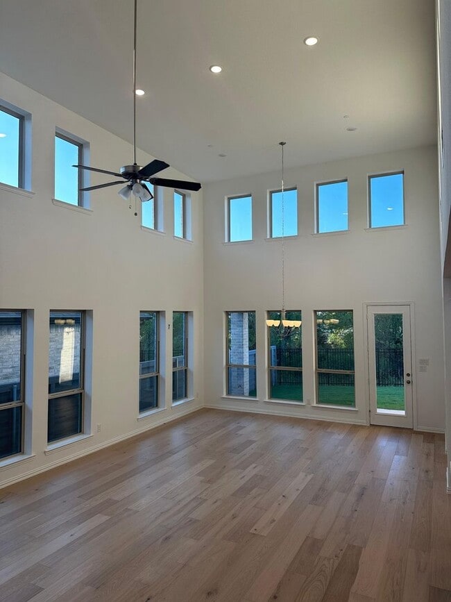 Photo - 613 Florence Trl