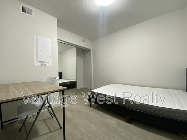 Photo - 695-695 Academy Way