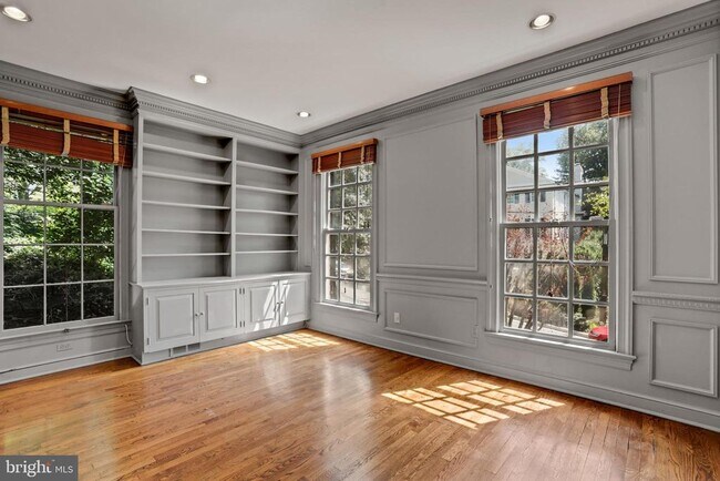 Photo - 4925 Weaver Terrace NW