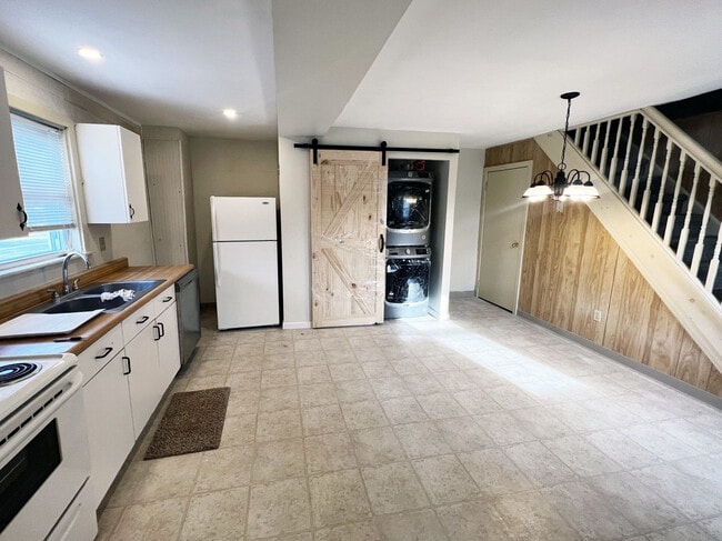 Photo - 302 E Howard St