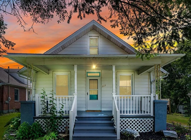 Building Photo - Coming Soon - Charming 3 Bedroom, 1.5 Bath... Rental