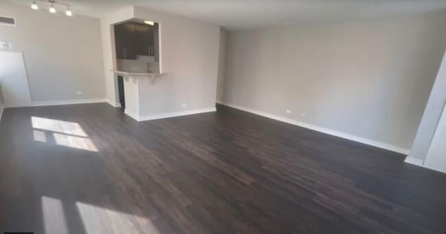 Building Photo - 51 W Huron St Unit 2W