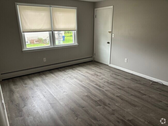 Building Photo - 2 Green St Rental