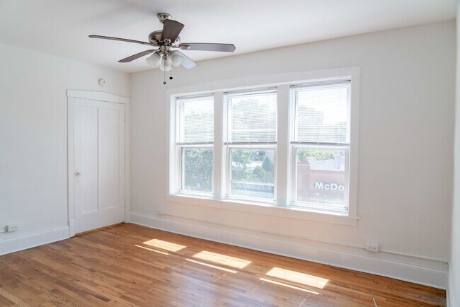 Photo - Albany Park - 1 Bed / 1 Bath - Dog Friendly! Unidad 3842-306
