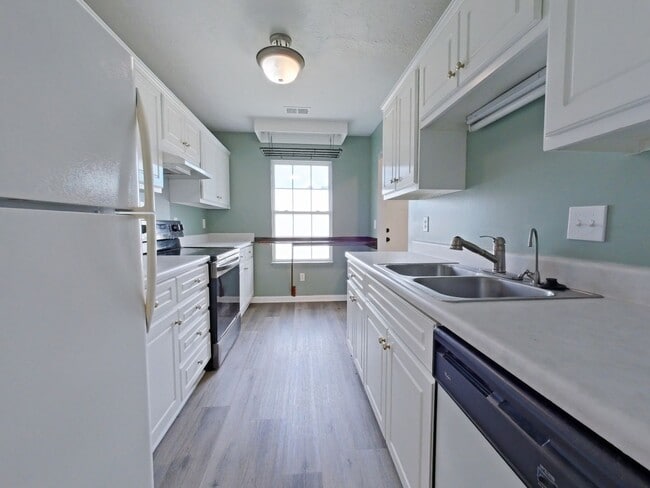 Photo - Updated 2 bed-2 bath townhome available NOW