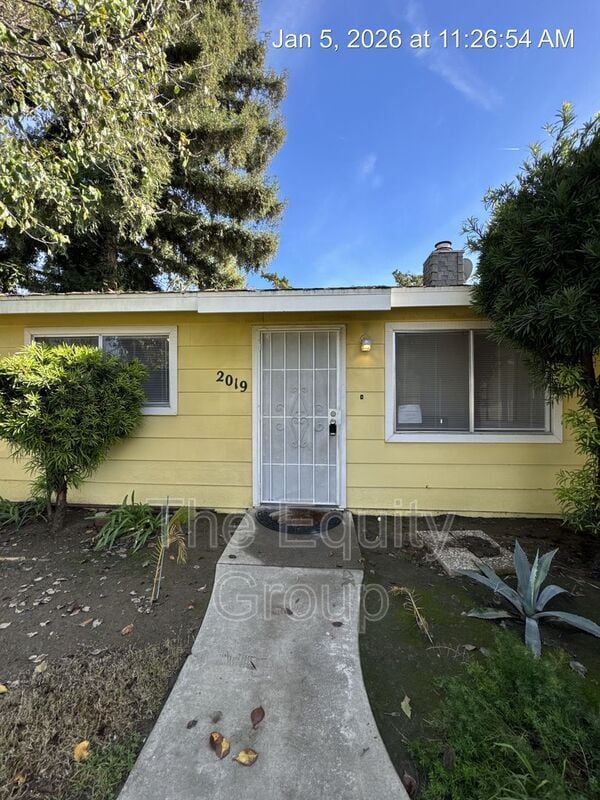 Building Photo - 2019 E Walnut Ave