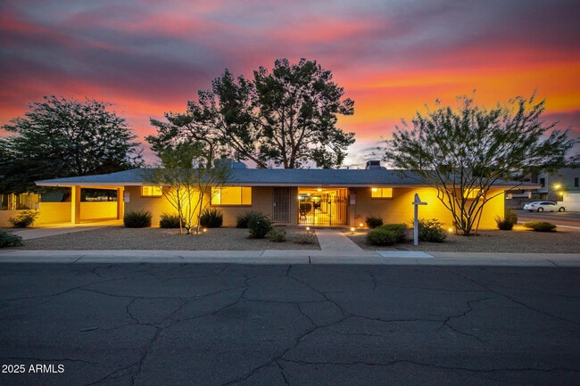 Building Photo - 6242 N 12th Pl Unit Apt 2