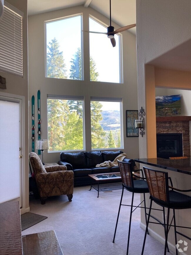Building Photo - Bright and updated 3 bedroom with loft, In...