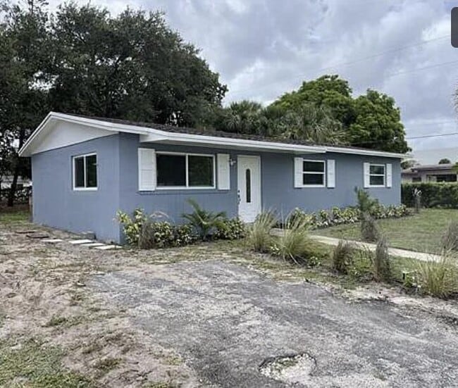 Photo - 372 NW 4th Ct