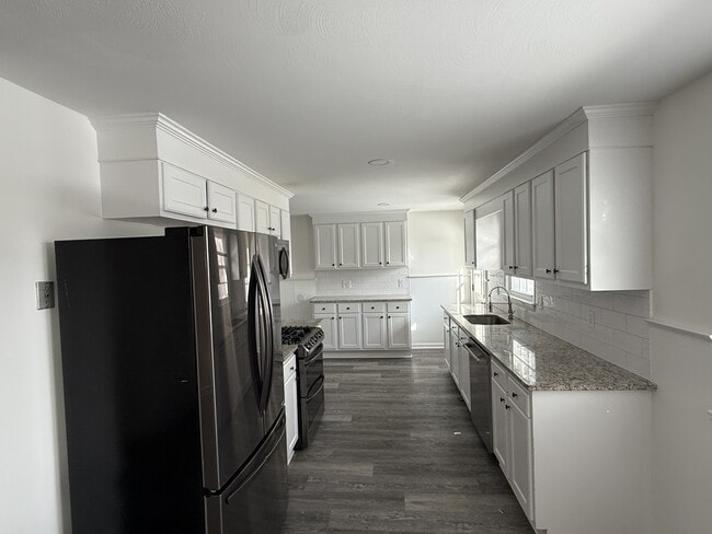 Building Photo - 40 Varmor Dr