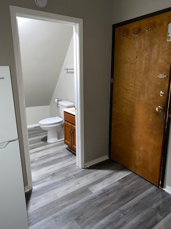 Photo - 1655 N Van Buren St Unit 5