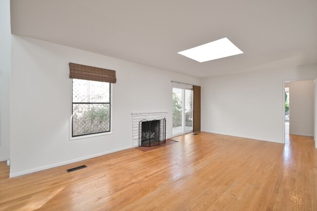 Photo - 4 Bedroom Home on Cul de Sac in Hermosa Beach